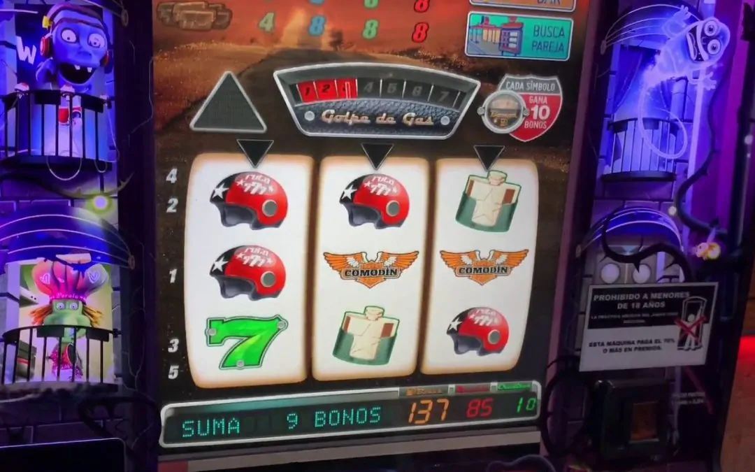 Pantalla de máquina tragamonedas en funcionamiento.