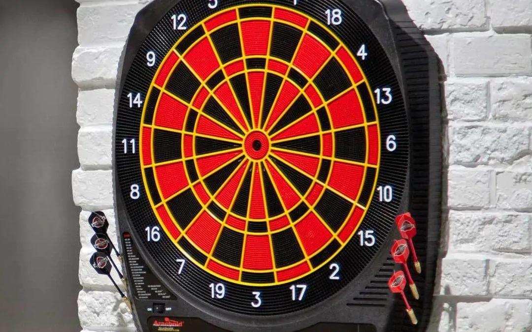 Diana electrónica de dardos en pared blanca.