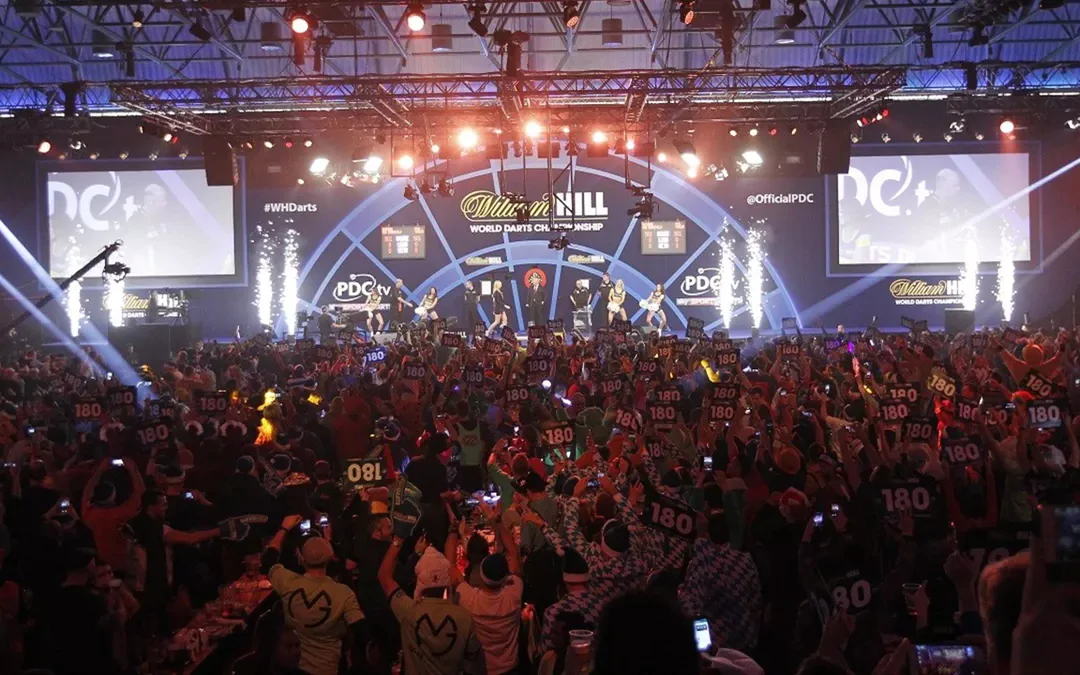 Campeonato mundial de dardos con público animado.
