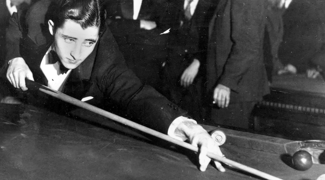 Hombre jugando billar con traje elegante