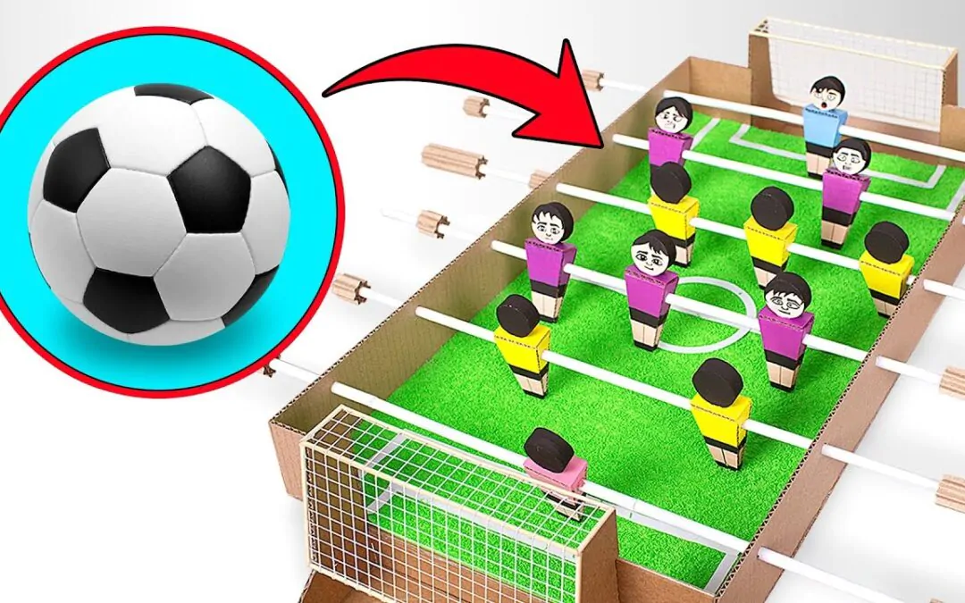 Futbolín de cartón y pelota de fútbol