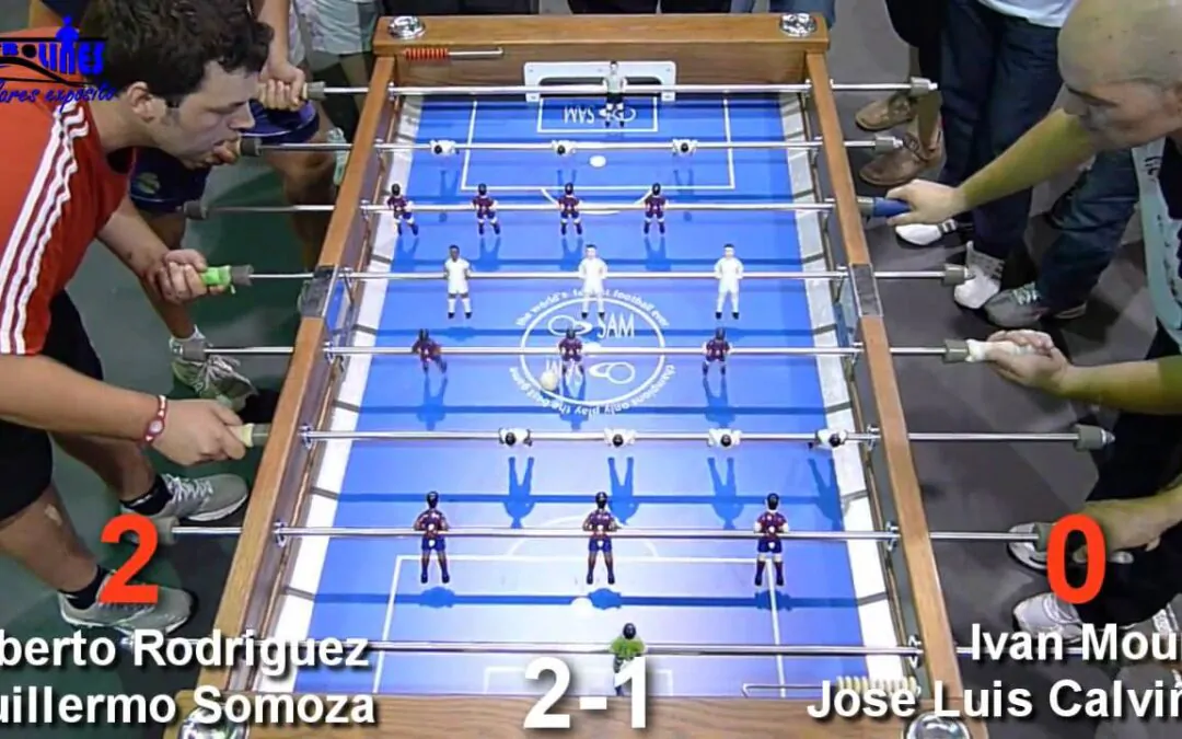 Partido de futbolín con marcador 2-1