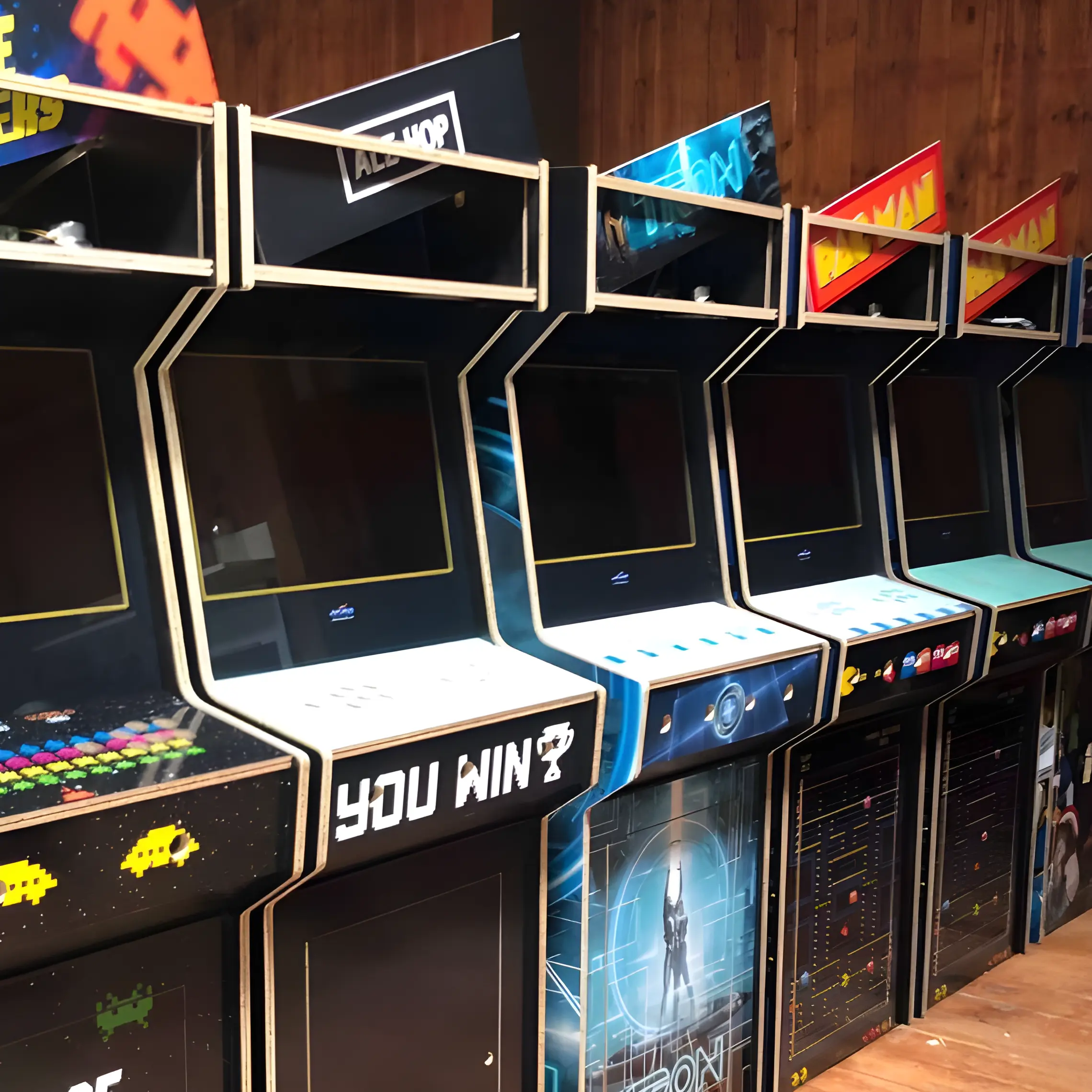 Máquinas recreativas clásicas arcade en fila