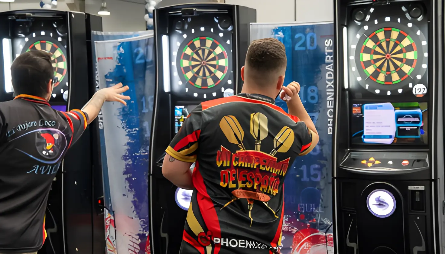 Alquiler Máquinas de dardos Jugadores de dardos en competición, camiseta deportiva colorida.