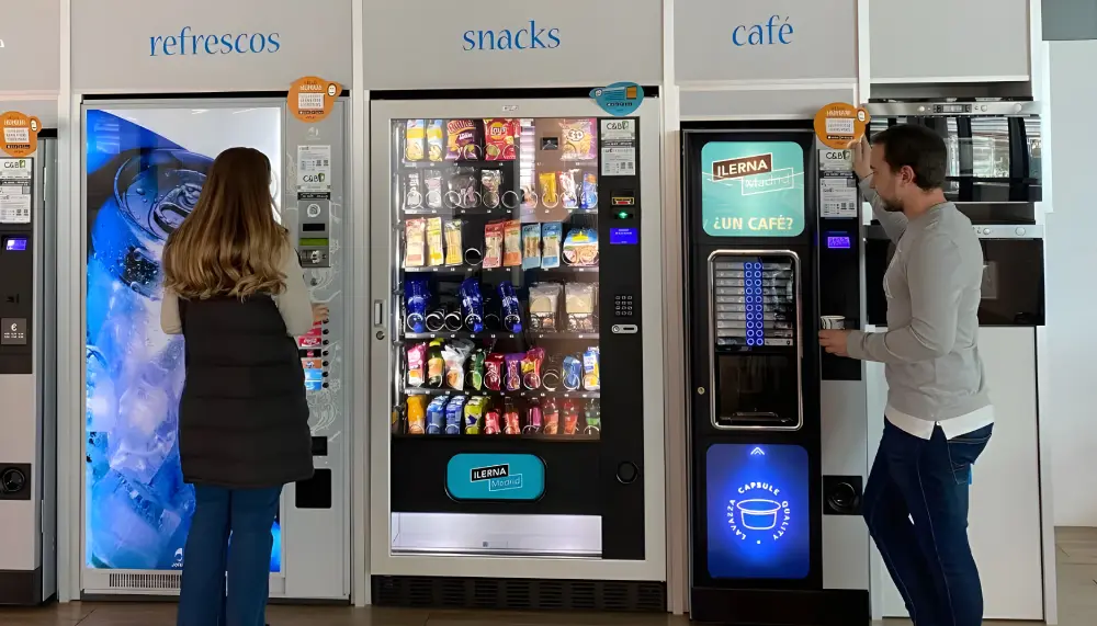Alquiler máquinas vending Personas usando máquinas expendedoras de snacks y café.