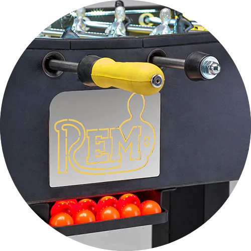 Futbolín con bolas naranjas y manija amarilla