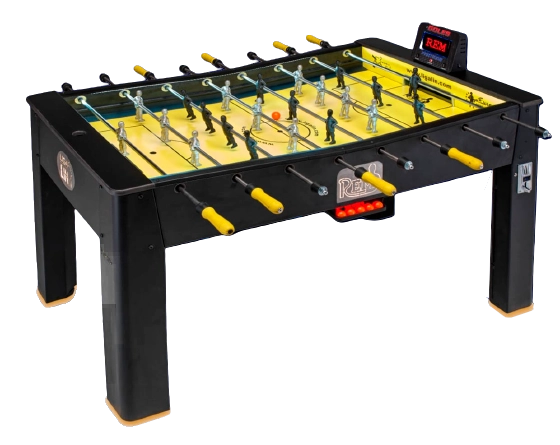 Futbolin-REM-Z-PRO (1) Futbolín negro con marcador digital y jugadores metálicos.