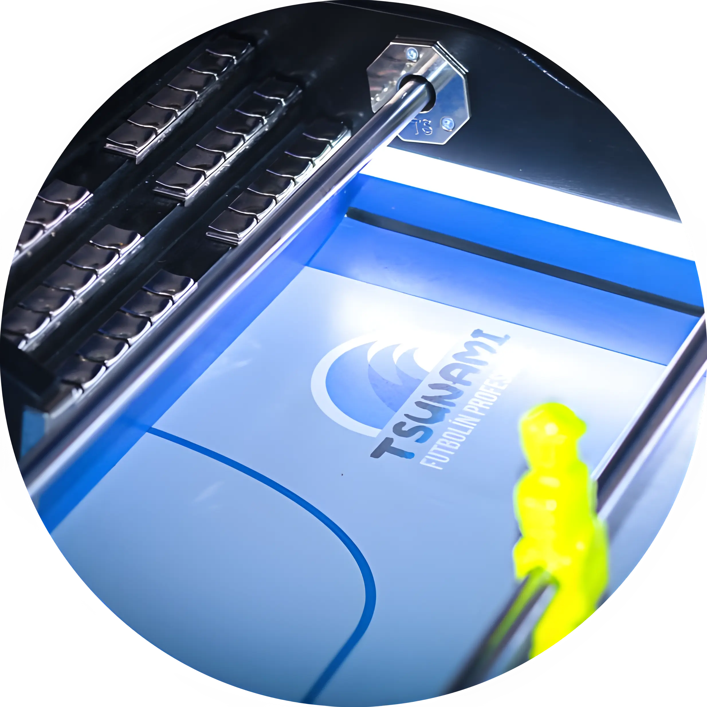 Futbolín Tsunami en mesa azul, vista cercana.