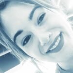 Retrato mujer sonriente con piercing nasal.