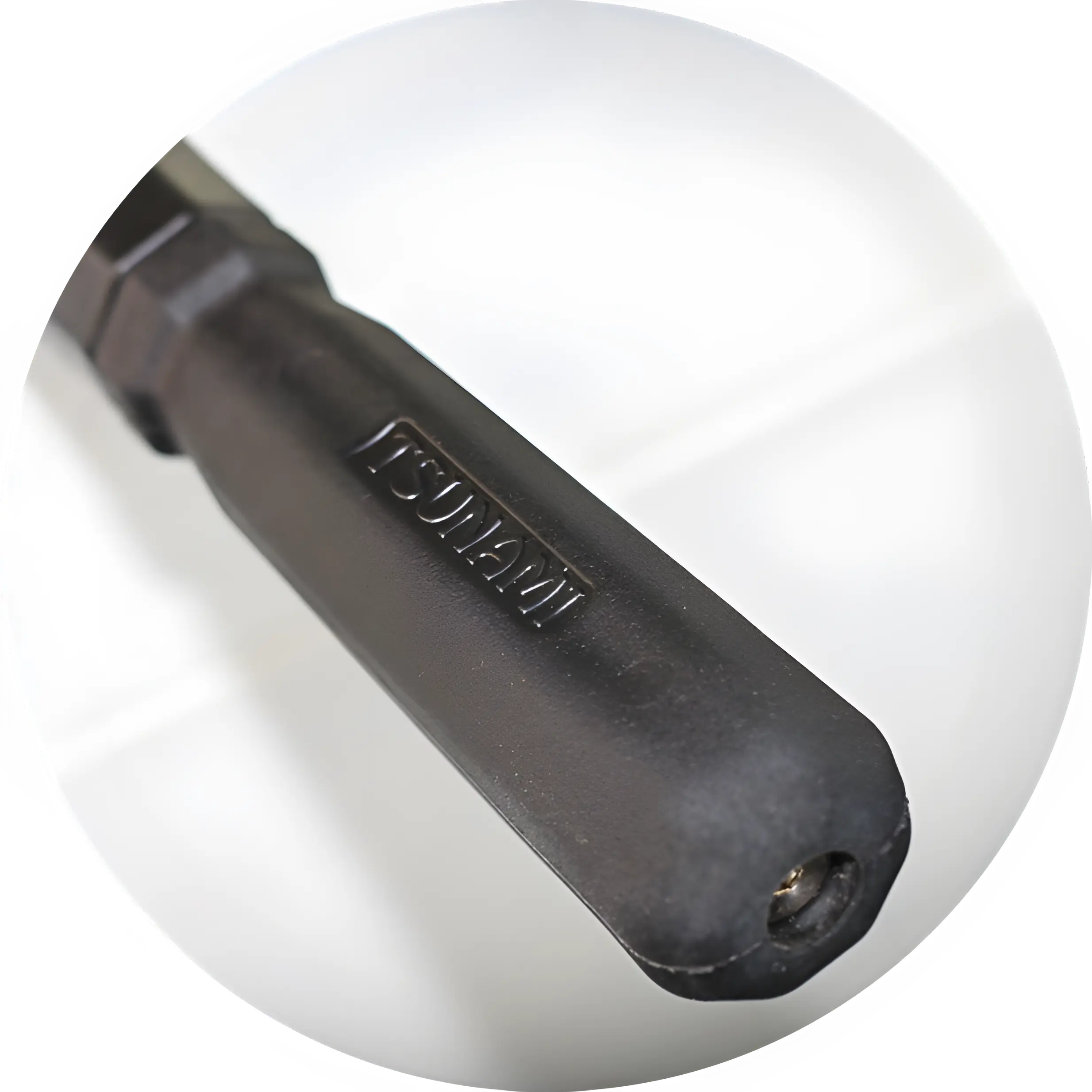 Palanca negra de una herramienta con inscripción.