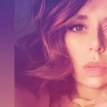 Mujer con cabello suelto, mirada intensa