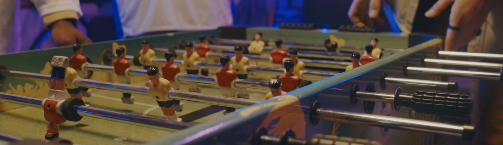 Alquiler de futbolines en Cuenca Partida de futbolín en progreso, personas jugando.