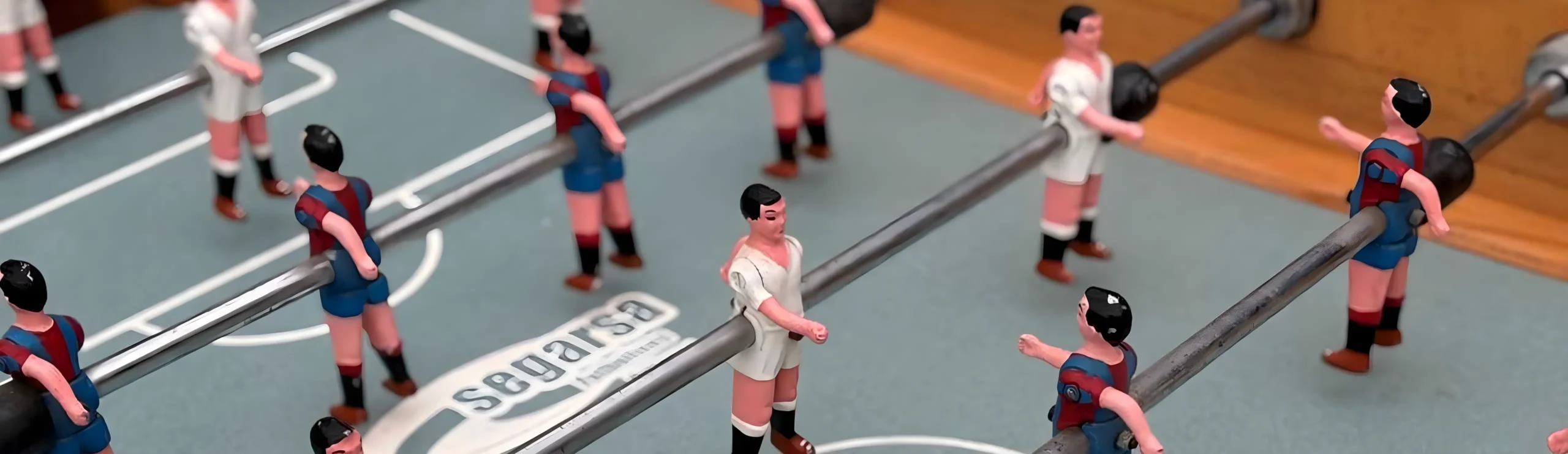 Jugadores de futbolín en un partido amistoso.