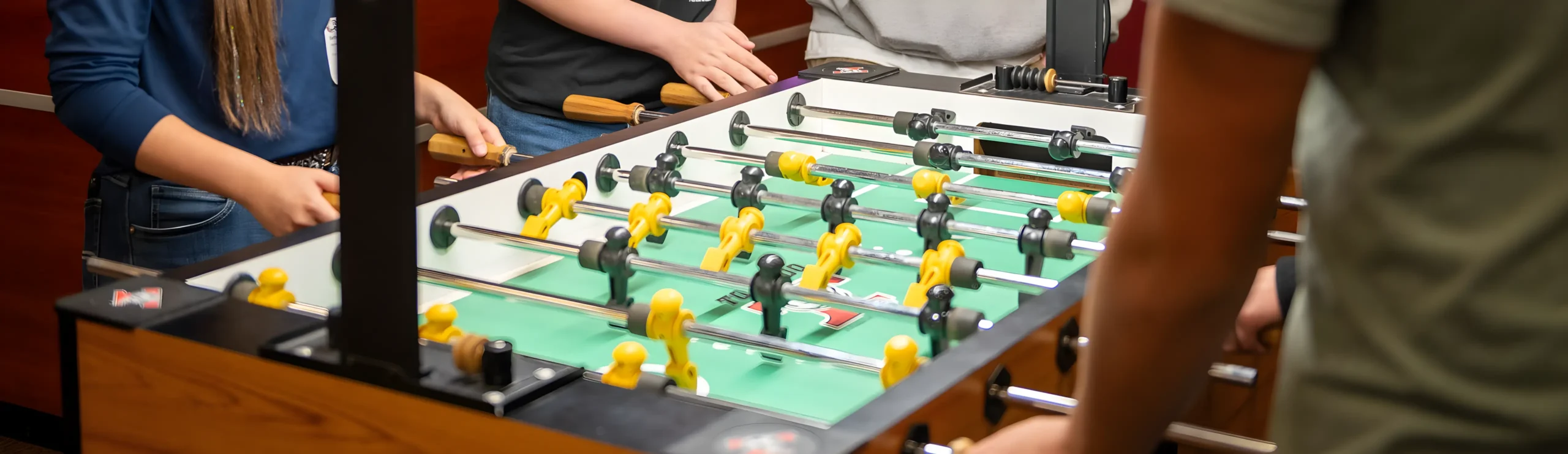 Alquiler de futbolines en Segovia Personas jugando al futbolín