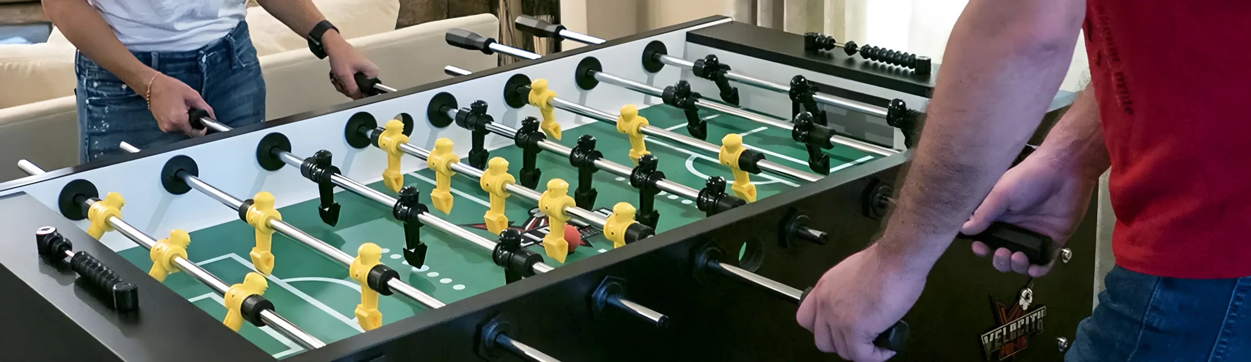 Personas jugando al futbolín interior