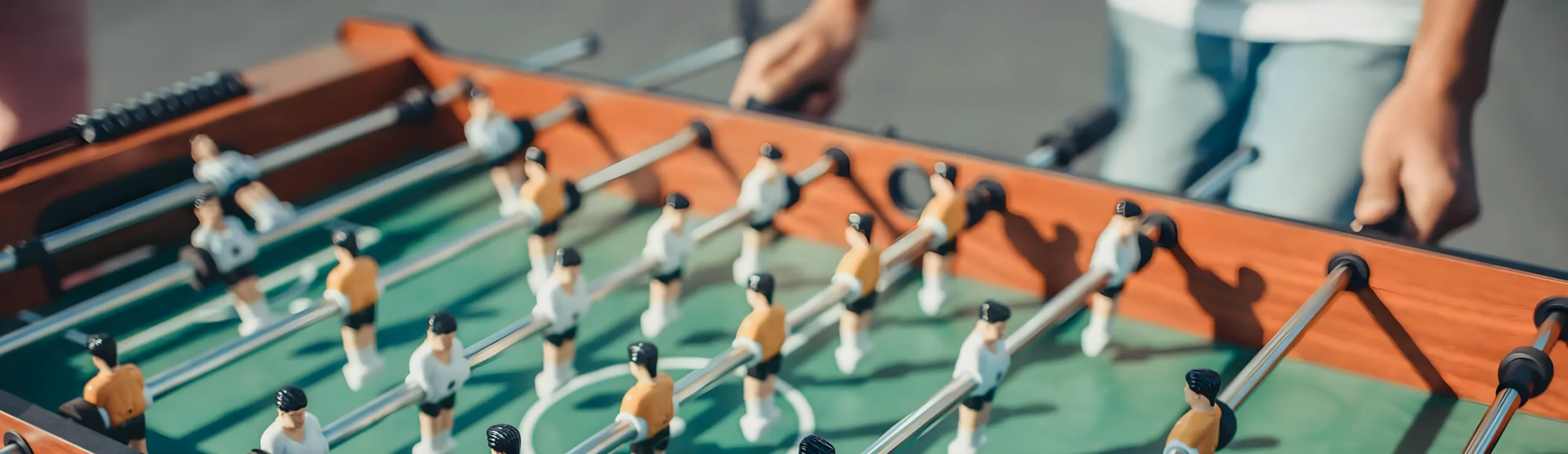 Personas jugando al futbolín al aire libre